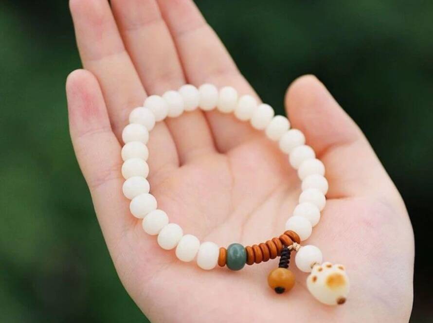 Bodhi Root Bead Bracelet with Maneki-neko At Reasonable Prices