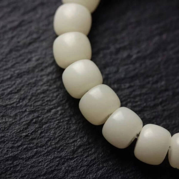 Bodhi Root Bead Off-White Bracelet With Maneki-neko - Image 5