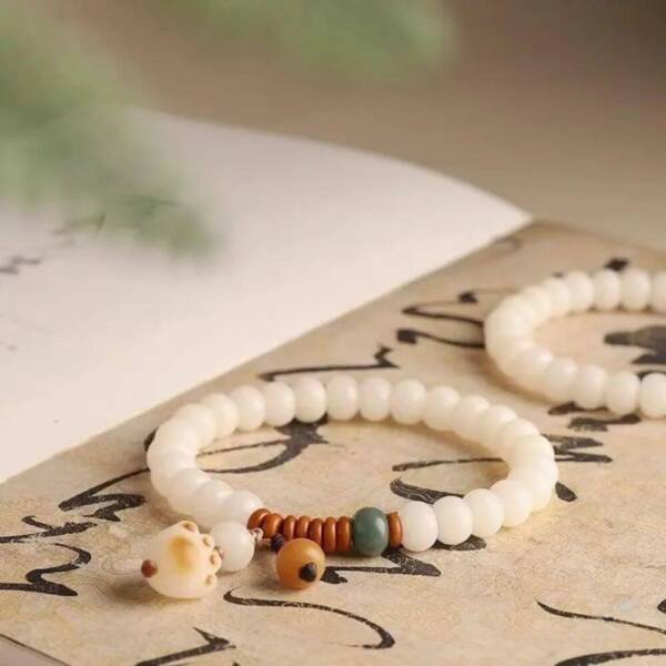 Wholesale Cheap Bodhi Root Bead Bracelet with Maneki-neko in Off-white Color