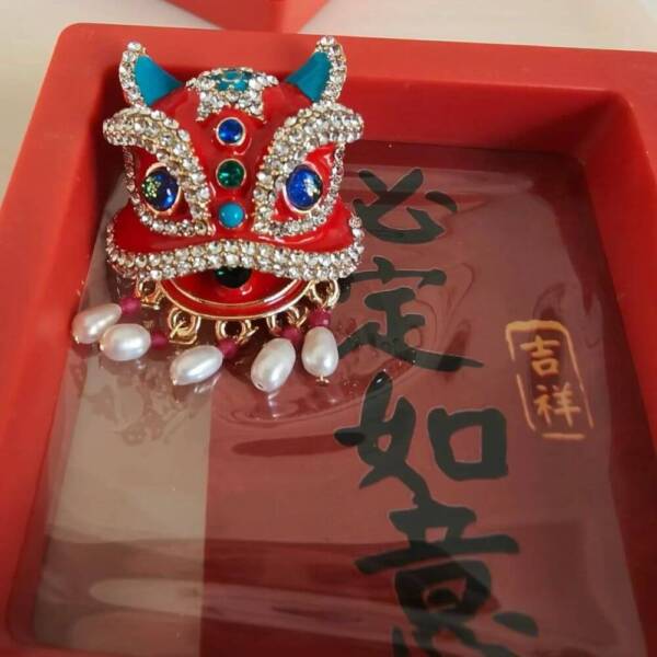 Wholesale Chinese Traditional Lion Demonstraion Pearl Breastpin In Bulk